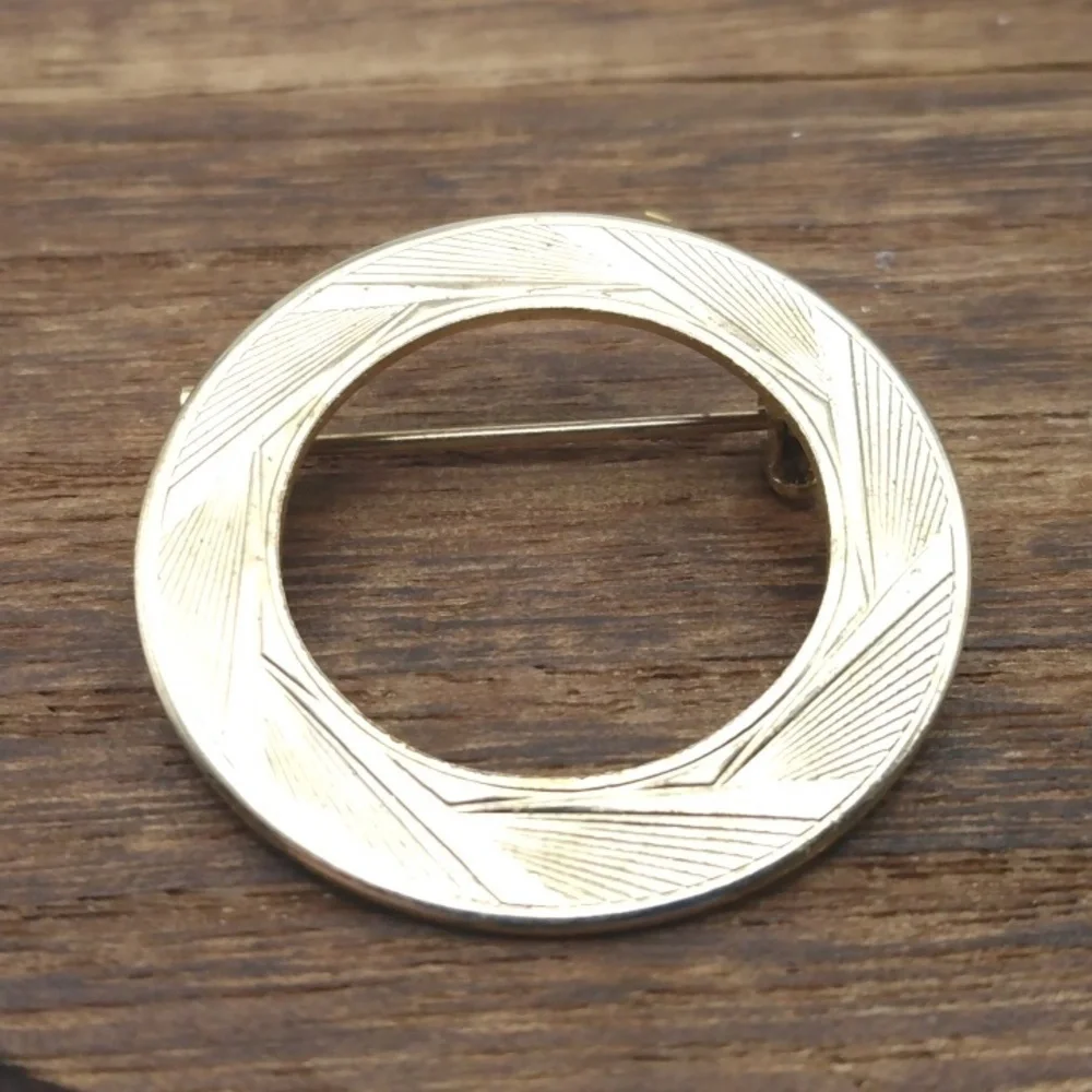 Art deco classic‎ brooch B240